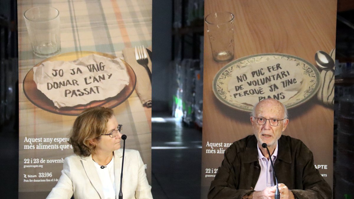 Lluís Fatjó-Vilas, representant dels quatre Bancs d'Aliments de Catalunya, i Elisabet Viladomiu, directora del Banc d'Aliments de Barcelona, en la presentació de la campanya pel Gran Recapte.