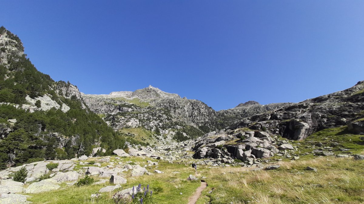 Una imatge d’arxiu d’un sender de la ruta Carros de Foc a prop de la presa de Cavallers, a Aigüestortes.