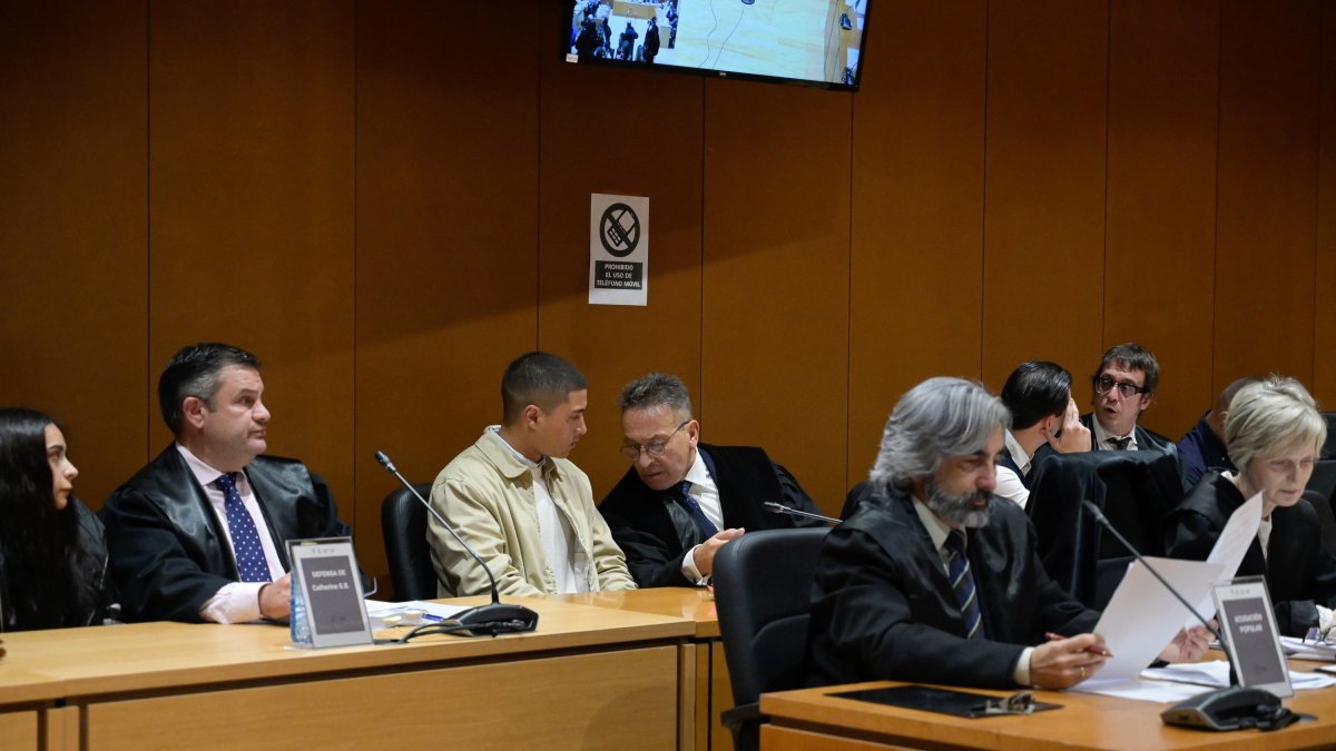 Sala de l’Audiència d’A Coruña on es jutja el crim de Samuel Luiz amb acusats i parts personades.