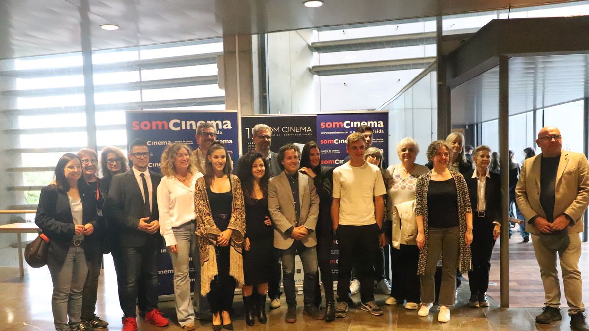 Organizadores, representantes de las instituciones y el equipo del film ‘Sin él’, ayer en la inauguración. - MAGDALENA ALTISENT