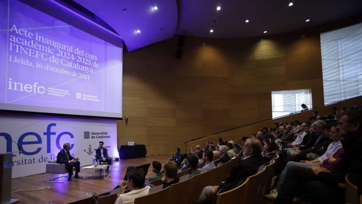 Gerard Encuentra, junto al doctor Xavier Peirau, durante la ponencia que abría el nuevo curso de Inefc.