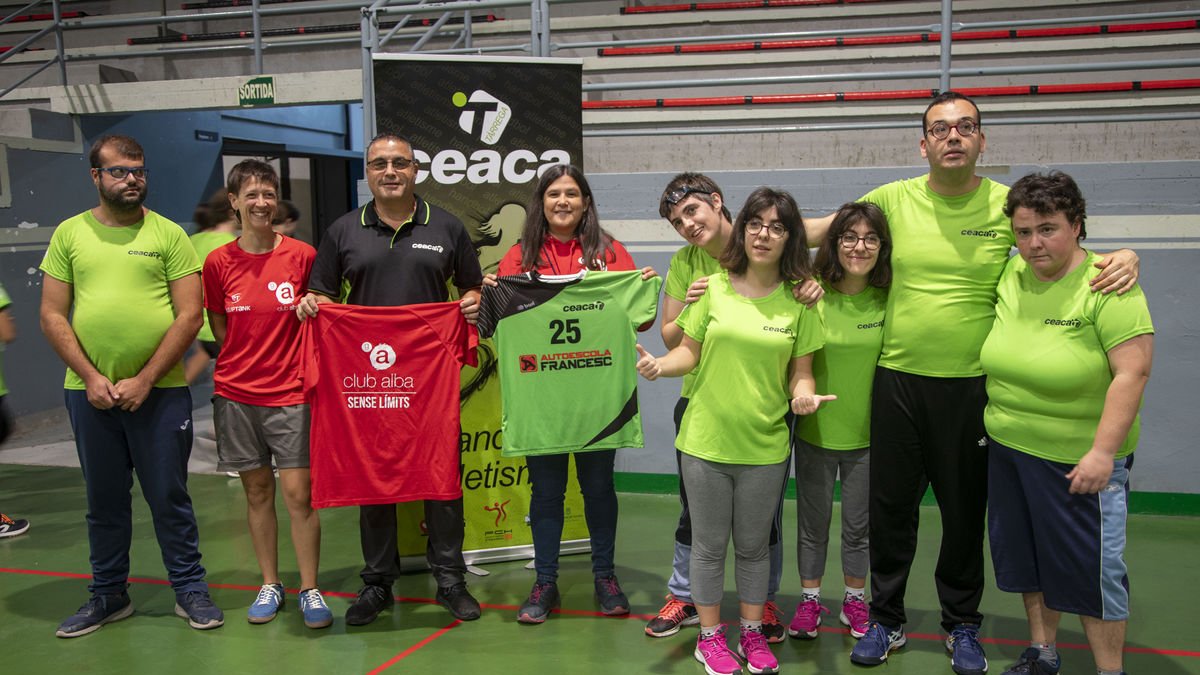Pepe Roca y Anna Balp junto una entrenadora y deportistas del Club Alba. - LAIA PEDRÓS