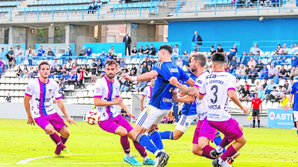 Guillem Naranjo, rodeado de jugadores del Alzira, el pasado domingo. - JORDI ECHEVARRIA