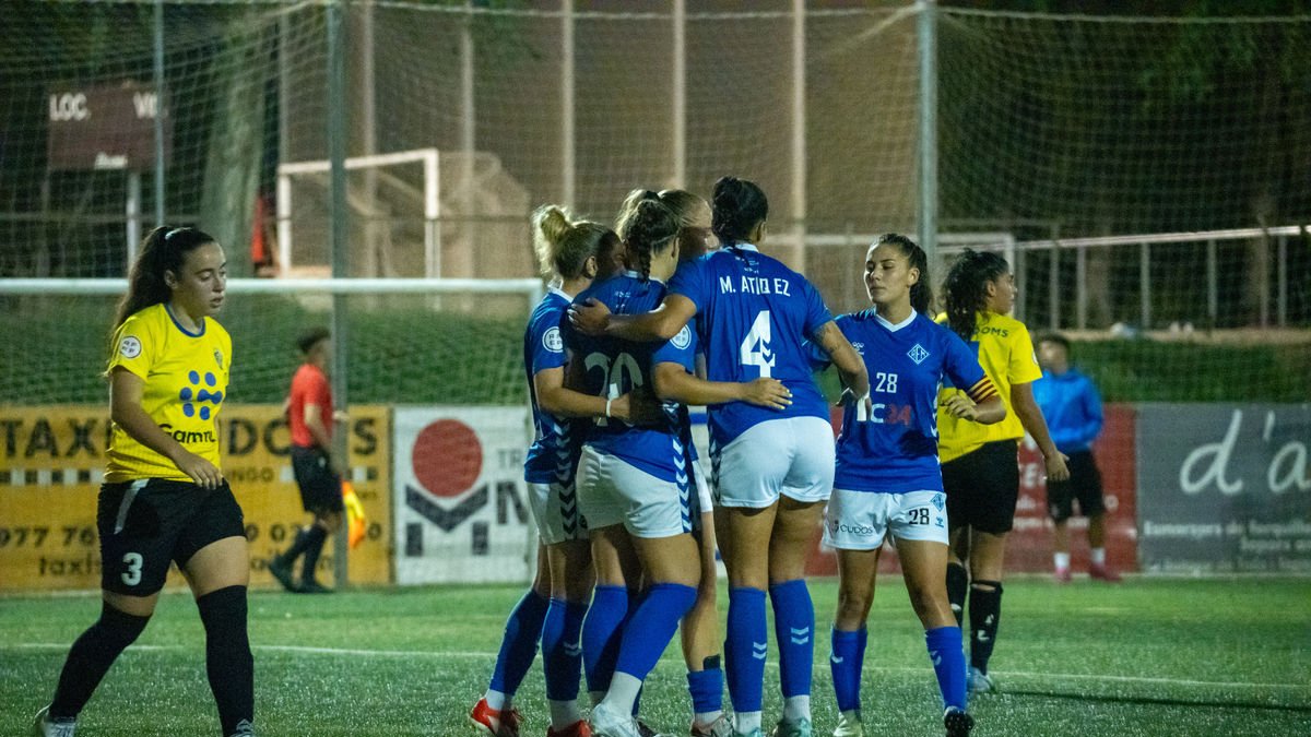 Las jugadoras del AEM celebran uno de los cinco tantos con los que lograron la clasificación. - PAU PASCUAL PRAT