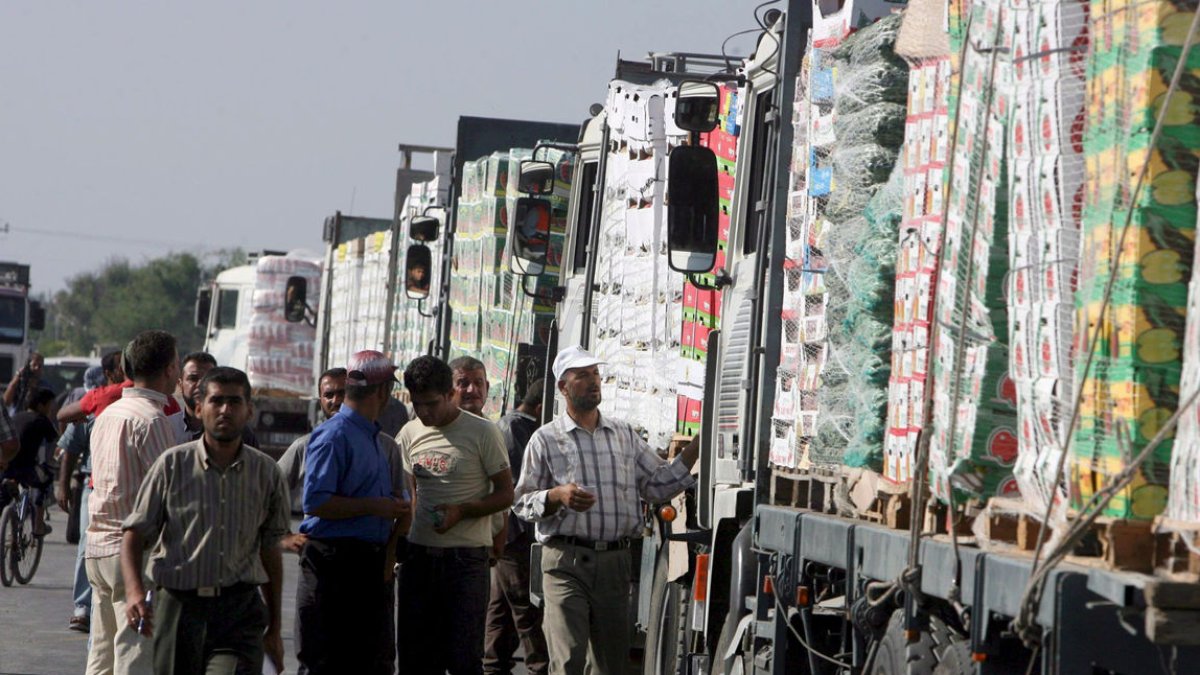 Camiones con alimentos en los pasos fronterizos con la Franja de Gaza. - EFE/ALI ALI