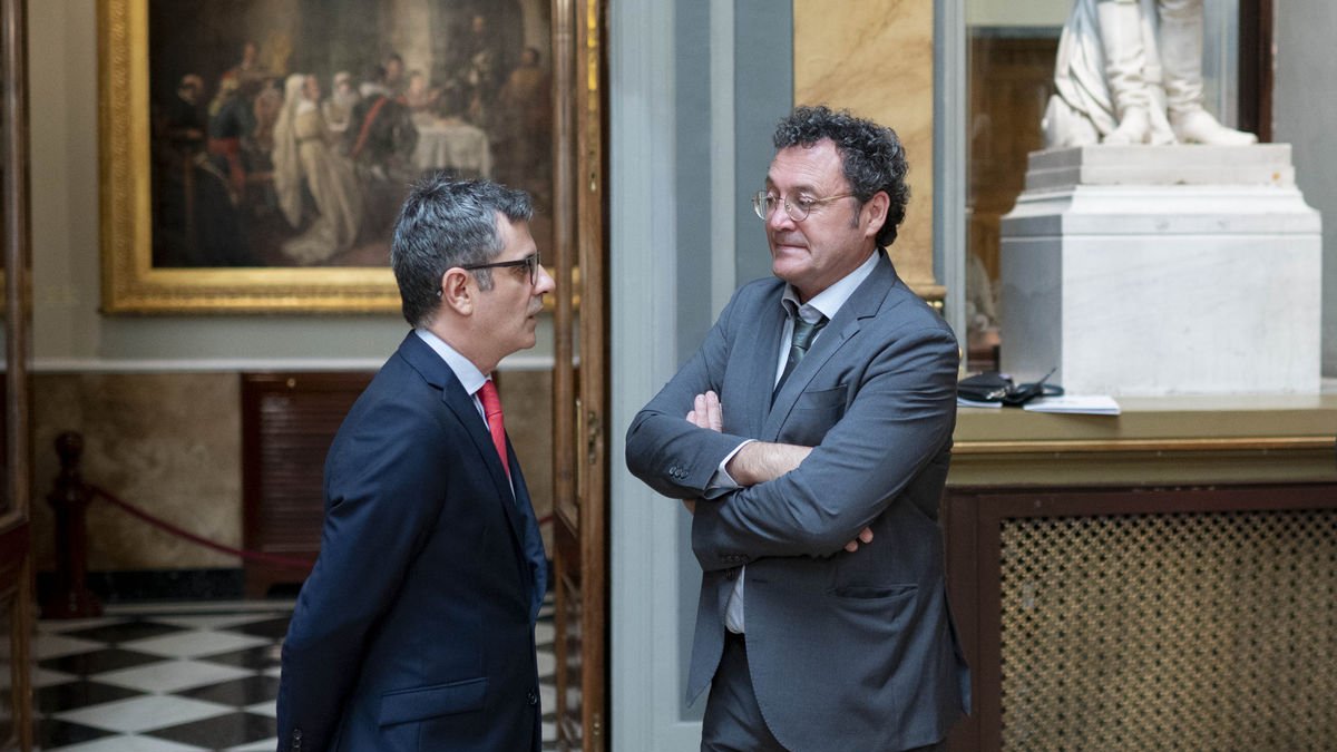 El ministro de Justicia, Félix Bolaños, y Álvaro García Ortiz conversando en el Senado en julio. - EUROPA PRESS