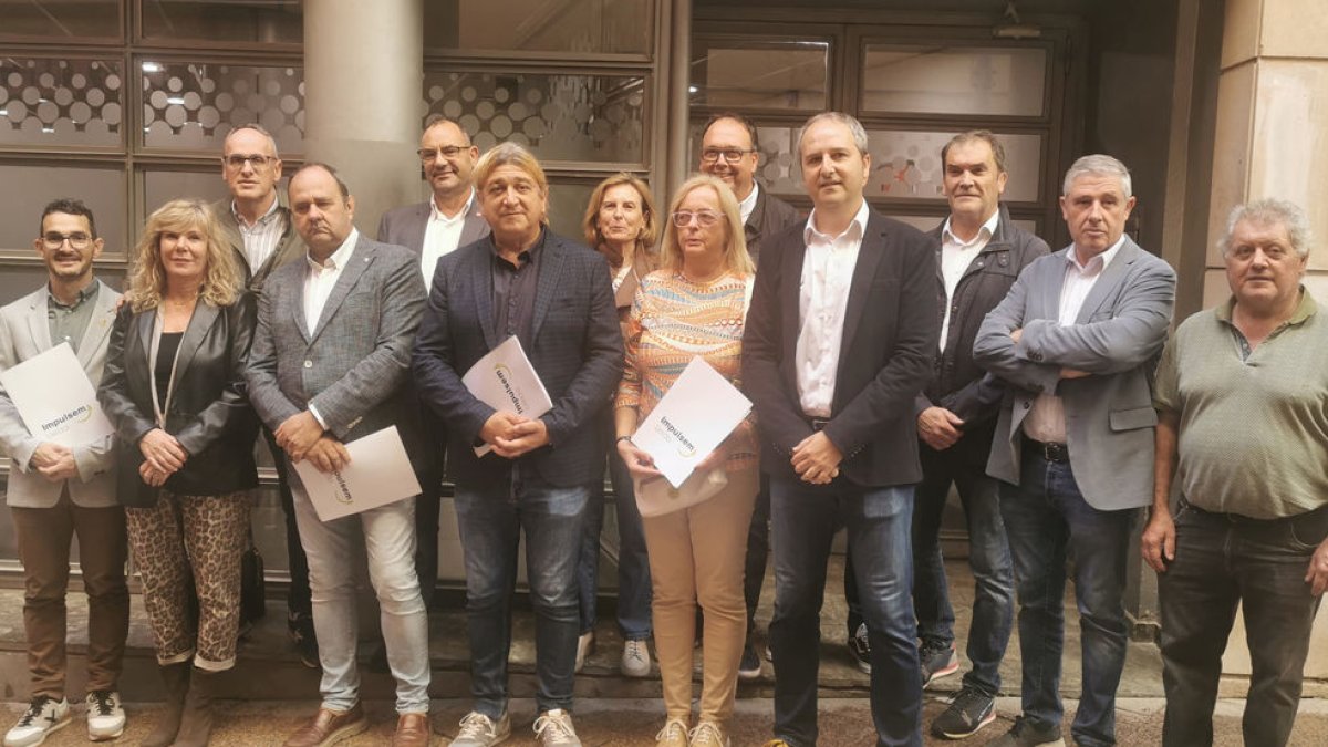 Los alcaldes, ante Urbanismo de Lleida, donde presentaron su reclamación para agilizar procesos. - MARIA MOLINA