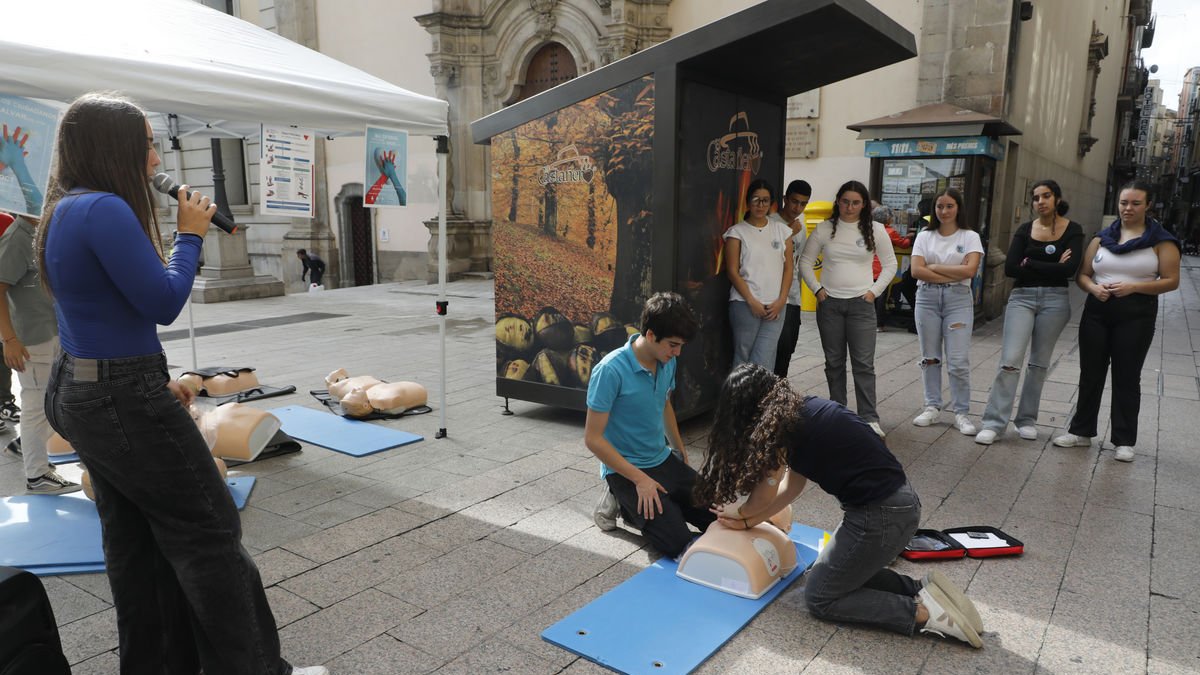 Alumnos de varios institutos leridanos hicieron simulaciones de RCP en la plaza Sant Francesc. - AMADO FORROLLA