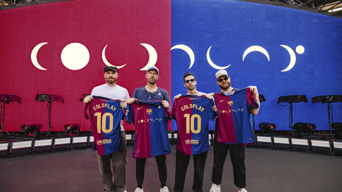Els membres de Coldplay posen amb les samarretes del Barça amb el seu logo.