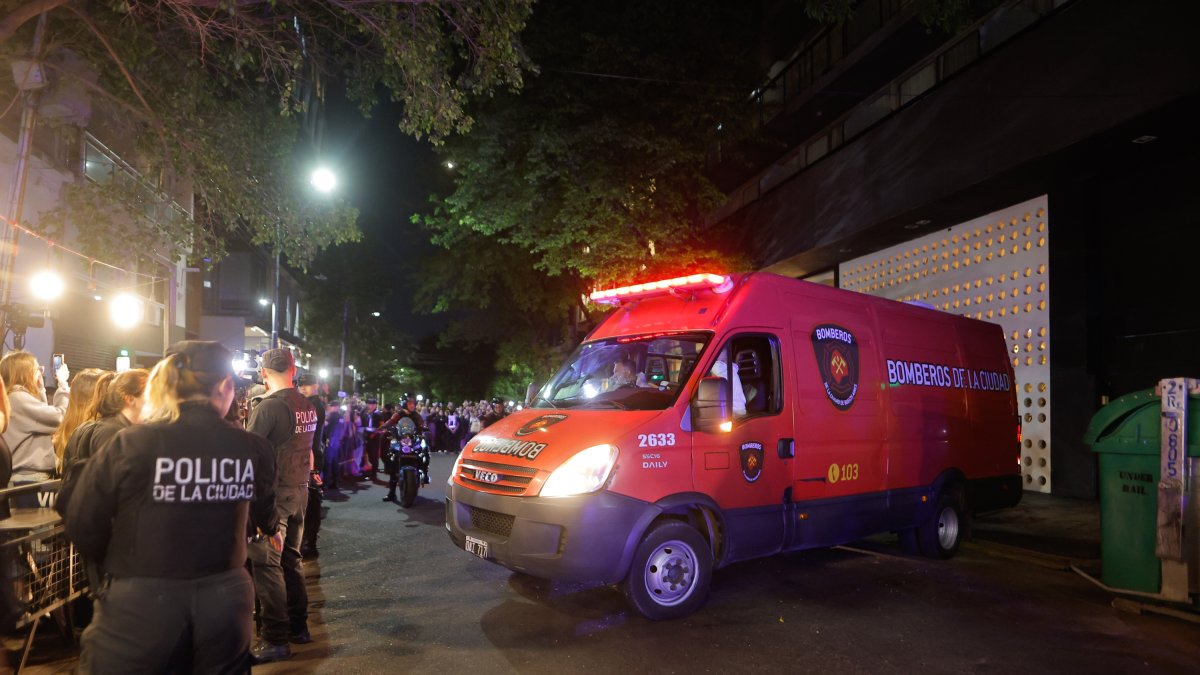 Miembros de la Policía argentina custodian un vehículo que retira el cuerpo del cantante Lyam Payne de un hotel en Palermo, en Buenos Aires, Argentina, el 16 de octubre de 2024.