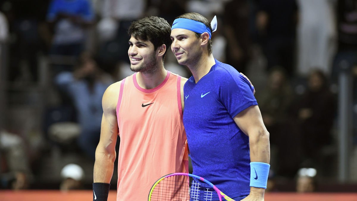 Alcaraz y Nadal posan antes del partido. - EFE/EPA/STR