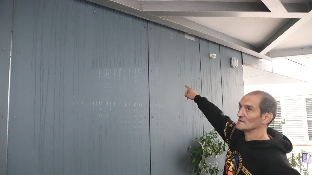 El agua se filtra y moja todos los espacios comunes del bloque. - MAGDALENA ALTISENT