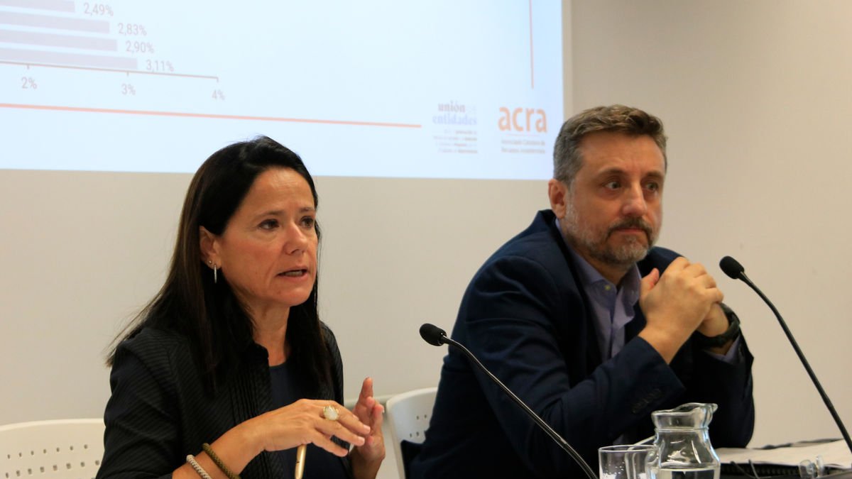 Cinta Pascual, presidenta de ACRA, y Ramon Ramells, de Unión de Entidades, ayer en la presentación. - LAURA FÍGULS/ACN