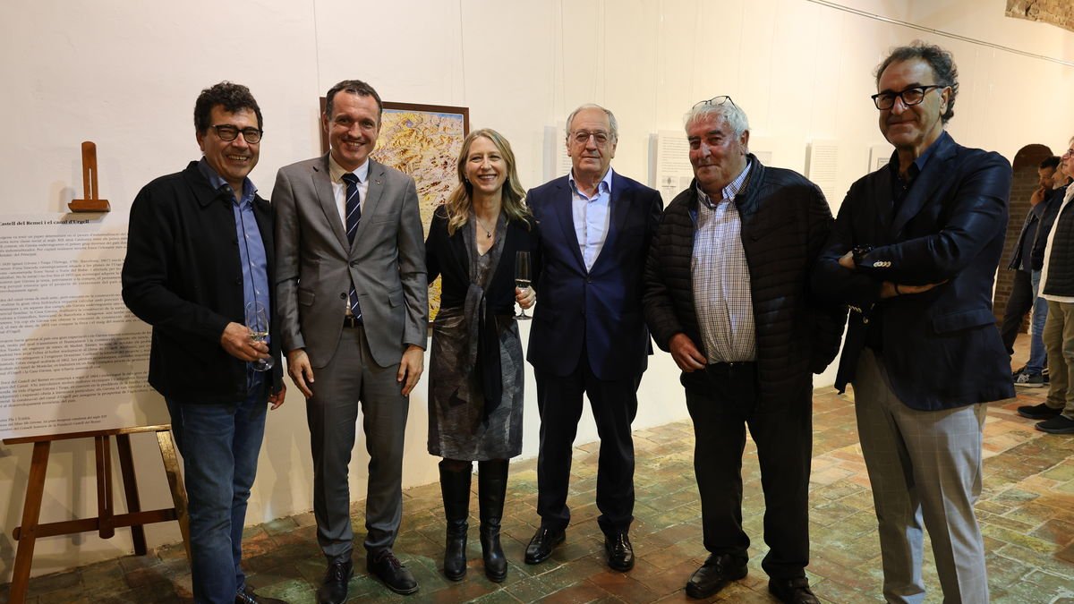El conseller, el presidente del Canal, la familia Cusiné,  el presidente de SEGRE y Ramon  Armengol. - J.GÓMEZ