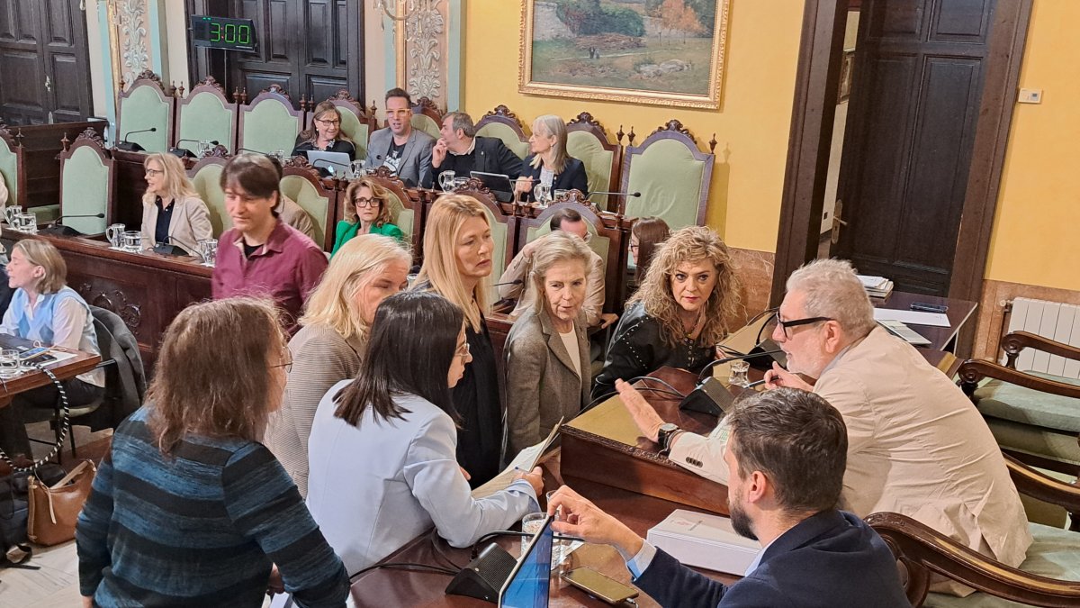 El alcalde, Fèlix Larrosa, habla con los portavoces municipales antes del inicio del pleno.