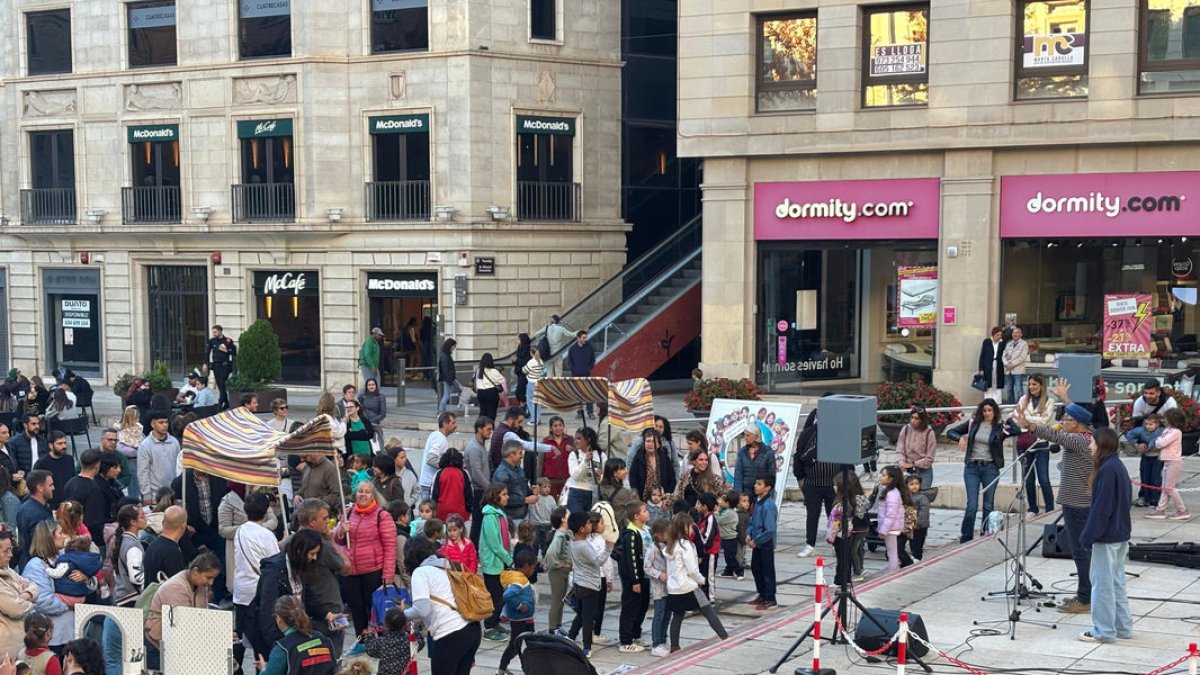 L’espectacle familiar ‘Un tren de cançons’, ahir a la tarda a la plaça Sant Joan de Lleida. - L.B.
