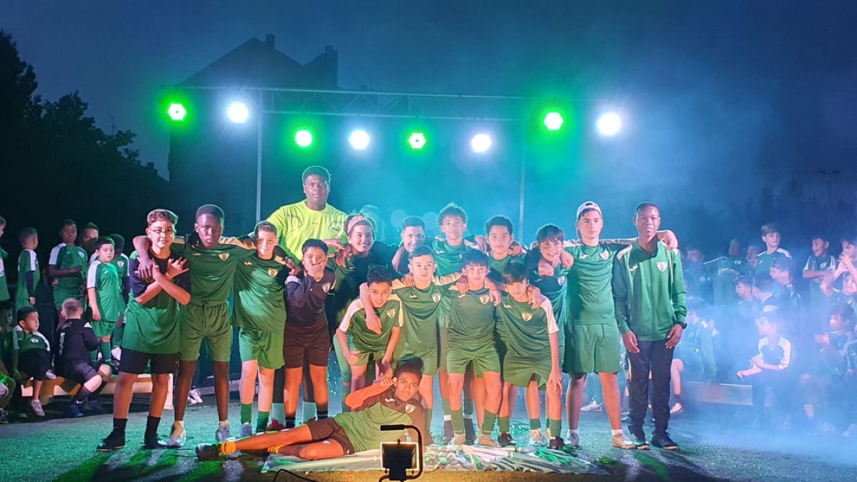 Un dels equips de la UE Gardeny durant la presentació amb llums i música. - VERÒNICA GISTAU