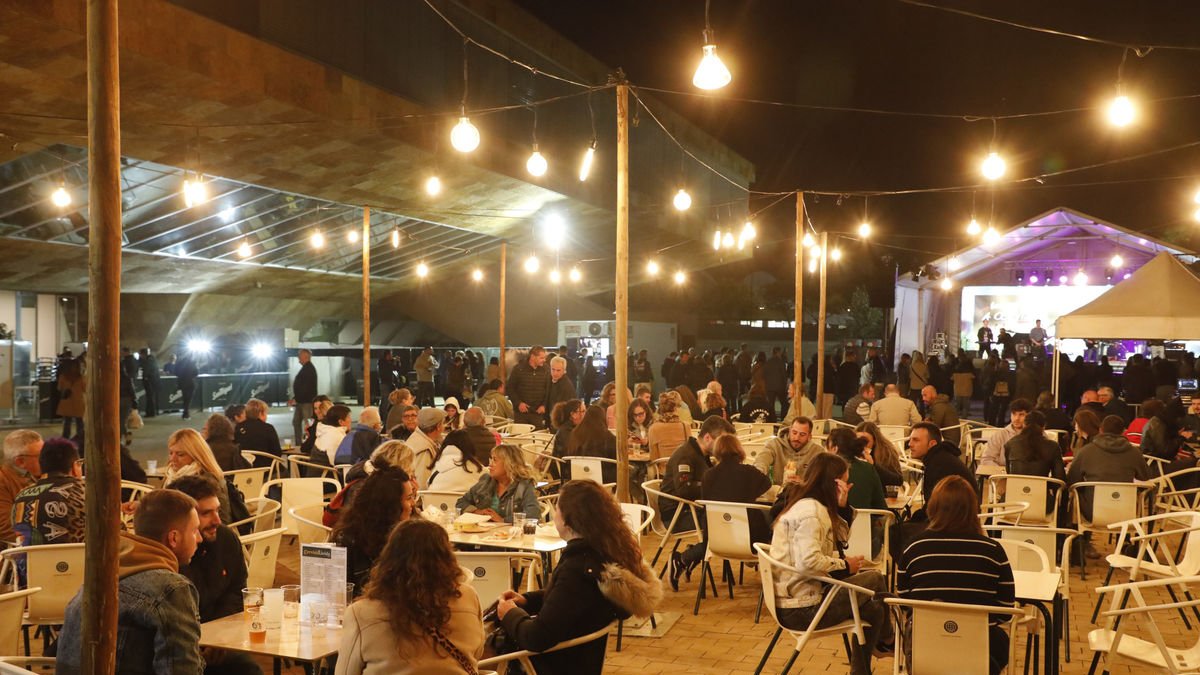 La jornada inaugural de la 14ª edición de Cervisia Lleida, ayer en la plaza de la Llotja de Lleida. - AMADO FORROLLA