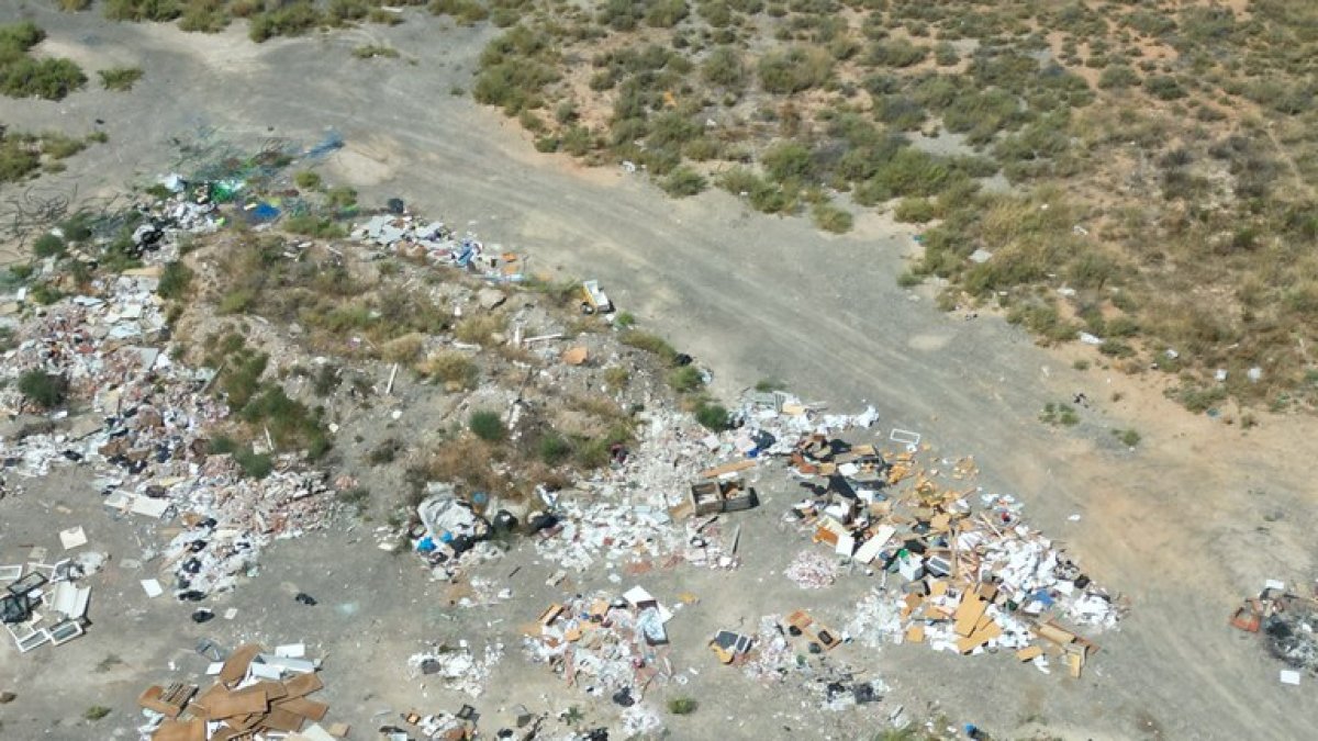 Vertido de residuos ilegal, detrás del campo de fútbol municipal del barrio de Mangraners