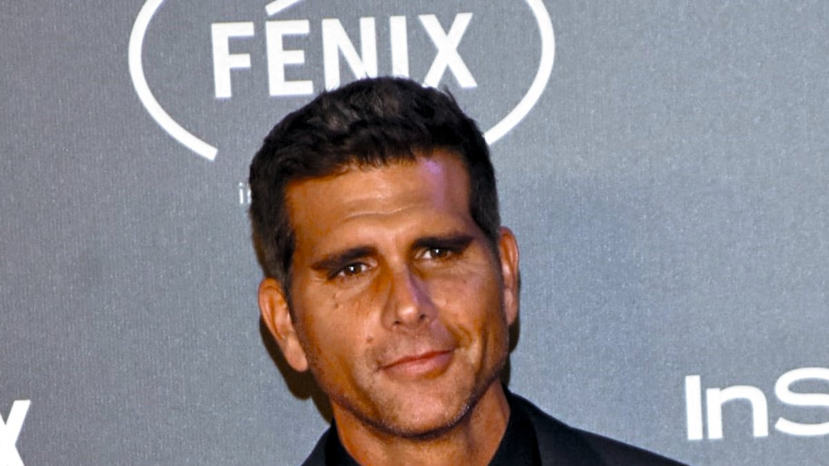 Es considerado uno de los galanes peruanos con mayor proyección internacional.