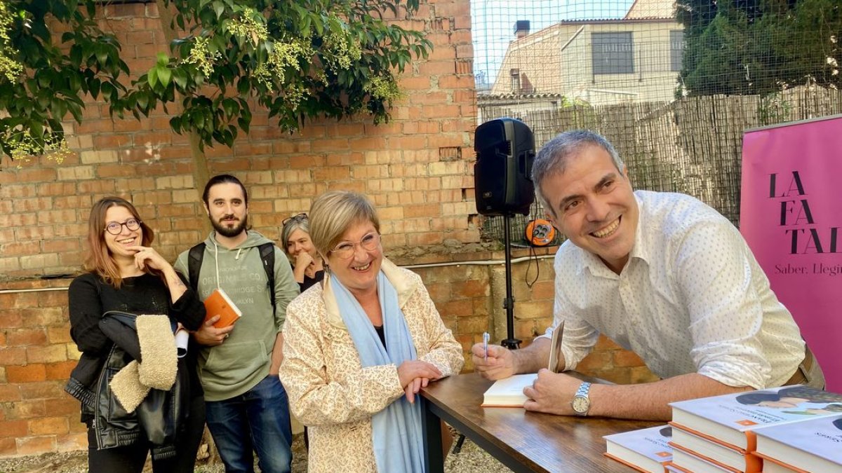 Serés firma llibres després de la presentació d’‘El món interior’ ahir a la llibreria La Fatal de Lleida. - A.S.M.