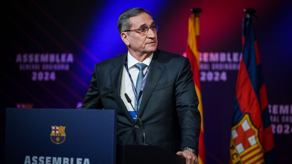 El tècnic Valero Rivera va ser condecorat ahir durant l’Assemblea. - FC BARCELONA