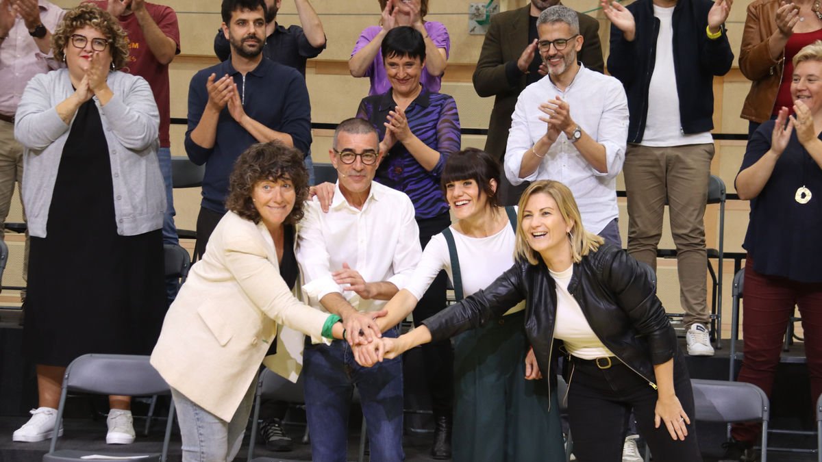 Godàs y Camps, ayer flanqueados por Teresa Jordà y Raquel Sans. - ACN