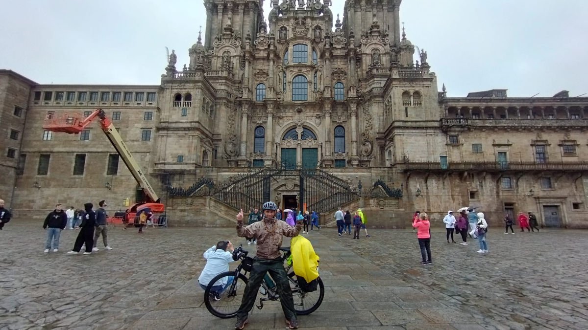 Mohedano frente a la catedral de Santiago de Compostela.