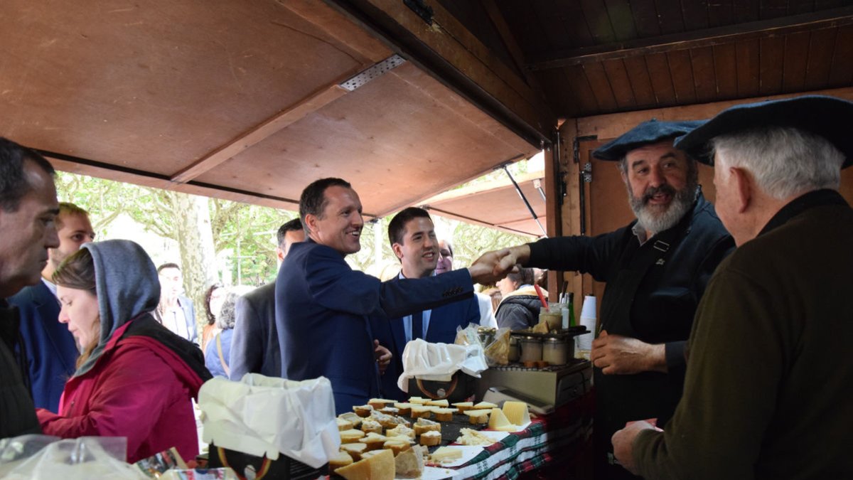 El conseller de Agricultura, junto al alcalde de La Seu y otros políticos, saludaron a los artesanos. - C.SANSC