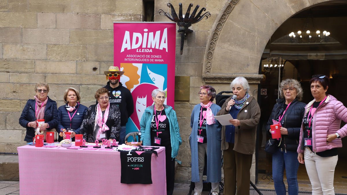 La entidad Adima celebró ayer la Lectura de Manifest por el Día Mundial contra el cáncer de mama. - MAGDALENA ALTISENT