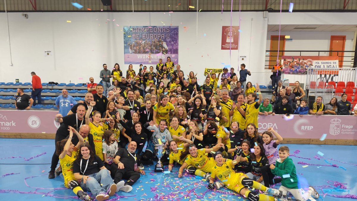 Jugadores, cos tècnic i aficionats, en plena celebració.