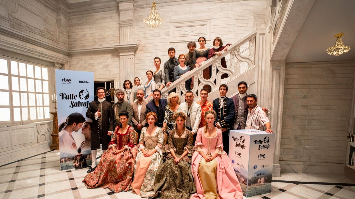 El reparto de la serie en las escaleras del plató de la ficción de Televisión Española.
