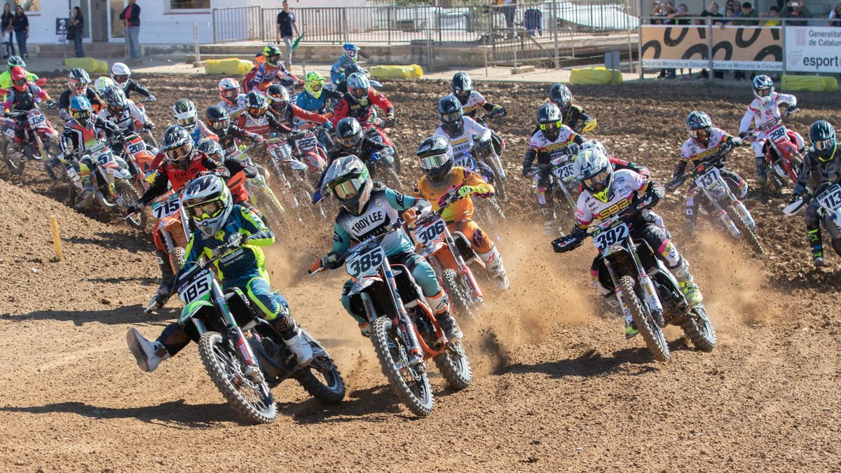 La salida de una de las mangas de la categoría MX85, que coronó como campeón al valenciano Pau Caudet en el circuito de Bellpuig. - JOEL MOLINA