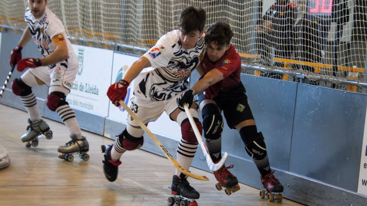 Uri Llenas disputa una bola ante el jugador del Reus Guillem Llansà. - ANIOL MORAL