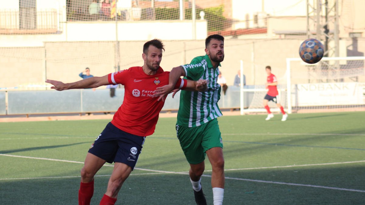 Chiné disputa una pilota amb un jugador del Júpiter. - JOAN BOVÉ