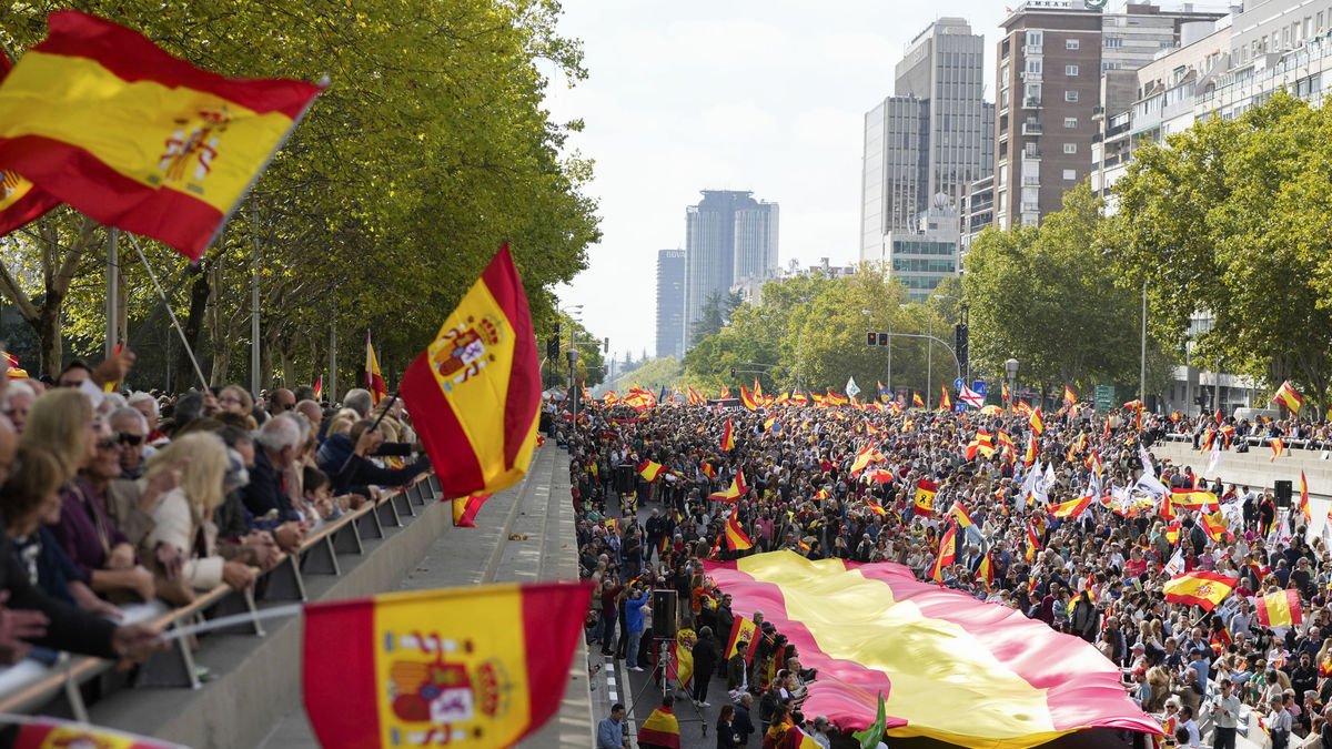 Miles de personas reclaman en Madrid “¡elecciones generales ya!” - EFE