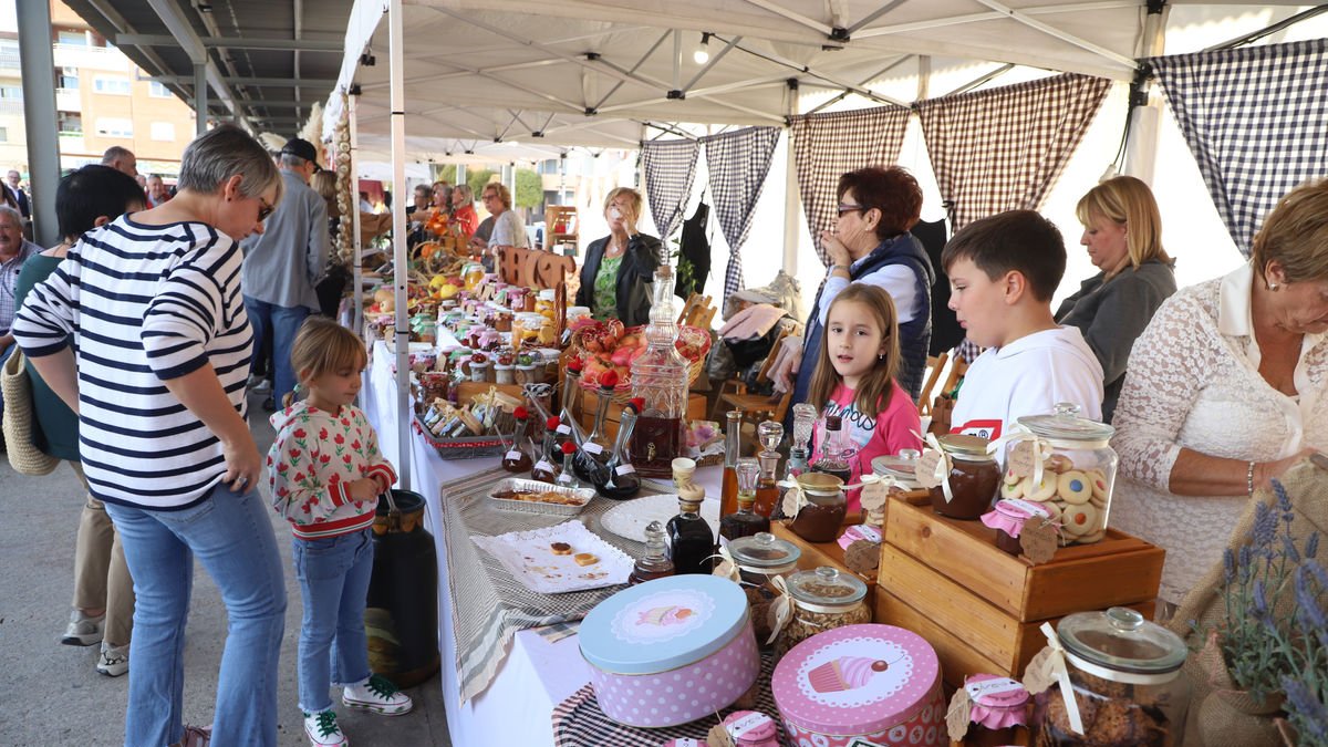 La Fira del Comerç congregó en el centro de Alcarràs unos 80 expositores de productos. - A.A.