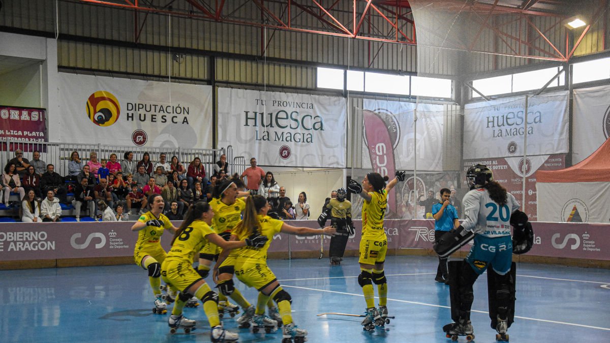 La plantilla del Vila-sana, en el momento de recibir la copa de campeonas. - CLARA LIÁÑEZ