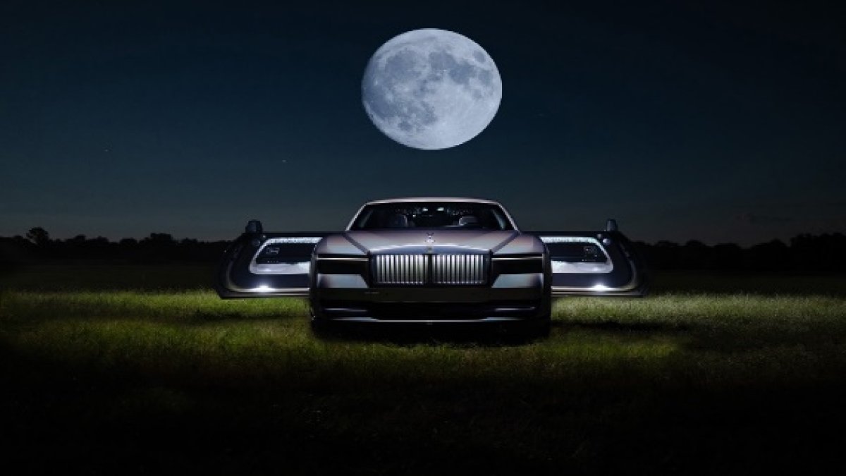 S’inspira en un halo lunar, en què la llum es refracta a través de partícules de gel als cirrus.