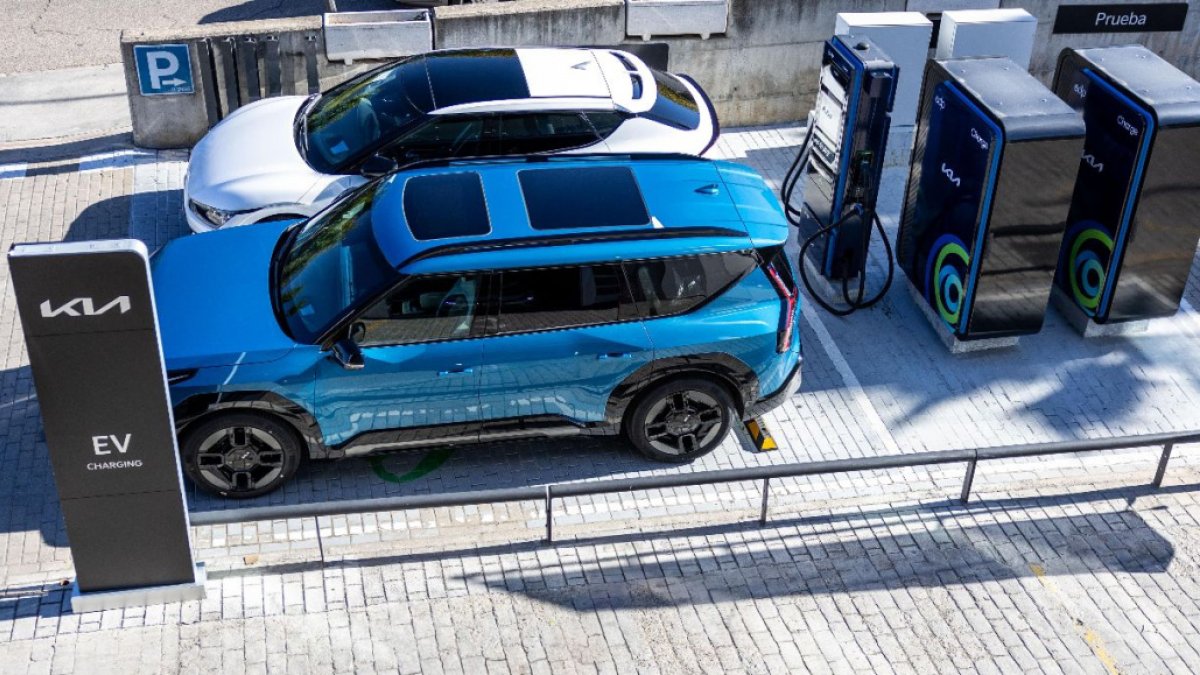 El nou carregador permet recarregar del 10% al 80% de la bateria d’un Kia EV6 o un Kia EV9 en menys de 18 minuts.