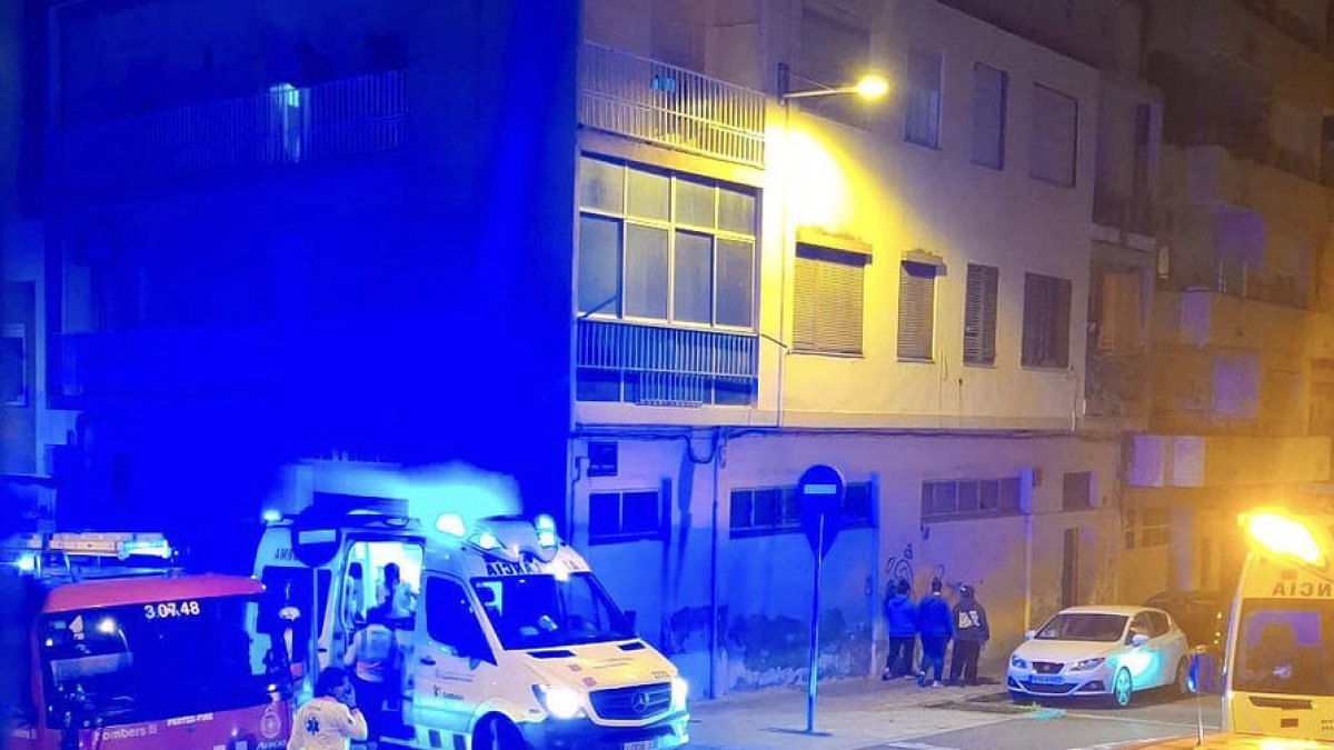 Bombers i ambulància, ahir a primera hora de la nit davant d’un edifici del carrer Saturn de Lleida.
