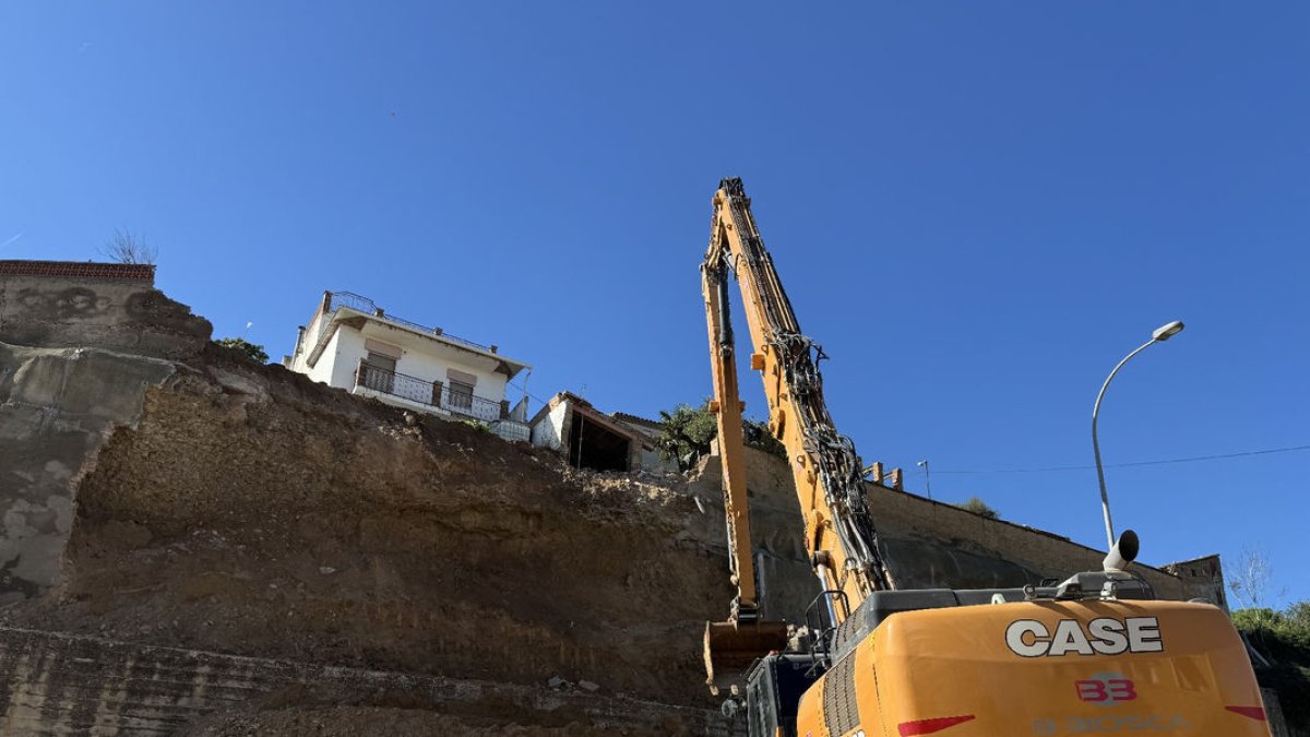 Màquines treballant en el sanejament del talús en el qual se sustenten els dos habitatges. - PAERIA DE BALAGUER