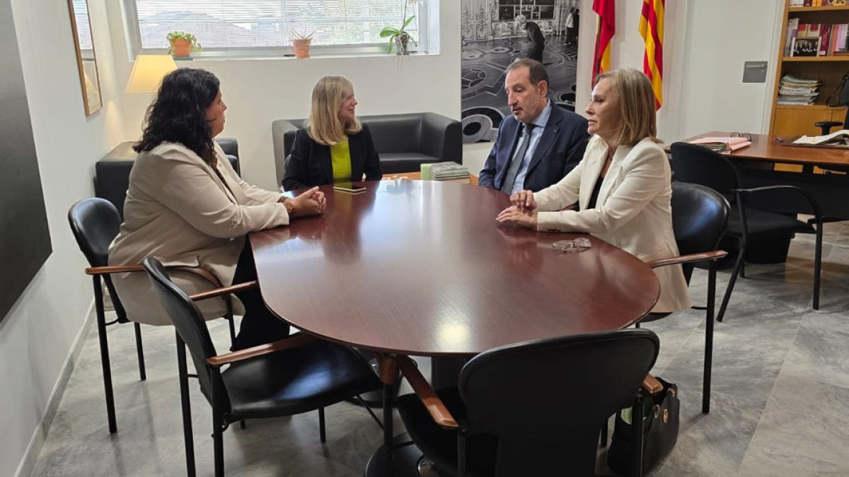 Espadaler con la presidenta de la Audiencia, Lucía Jiménez. - JUSTICIA