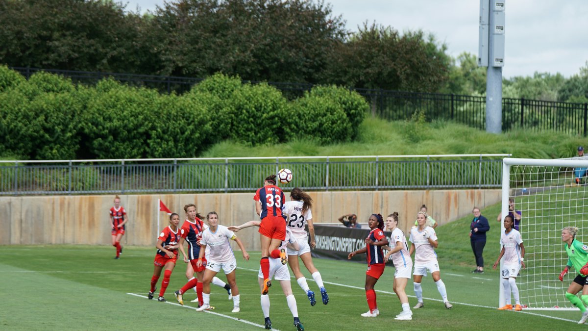 Imagen de archivo de futbolistas a punto de rematar de cabeza.