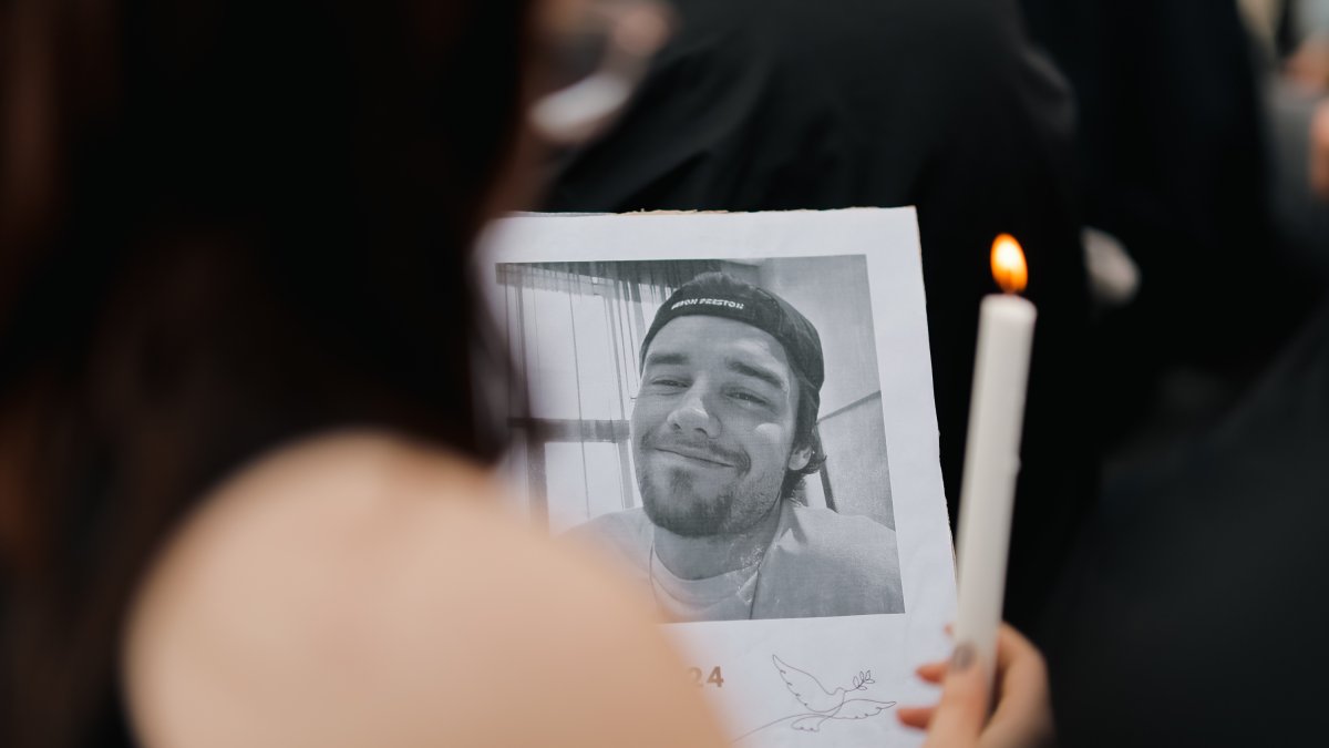 Una fan sostiene una foto del cantante Liam Payne, fallecido el pasado miércoles tras caer de un tercer piso en un hotel.
