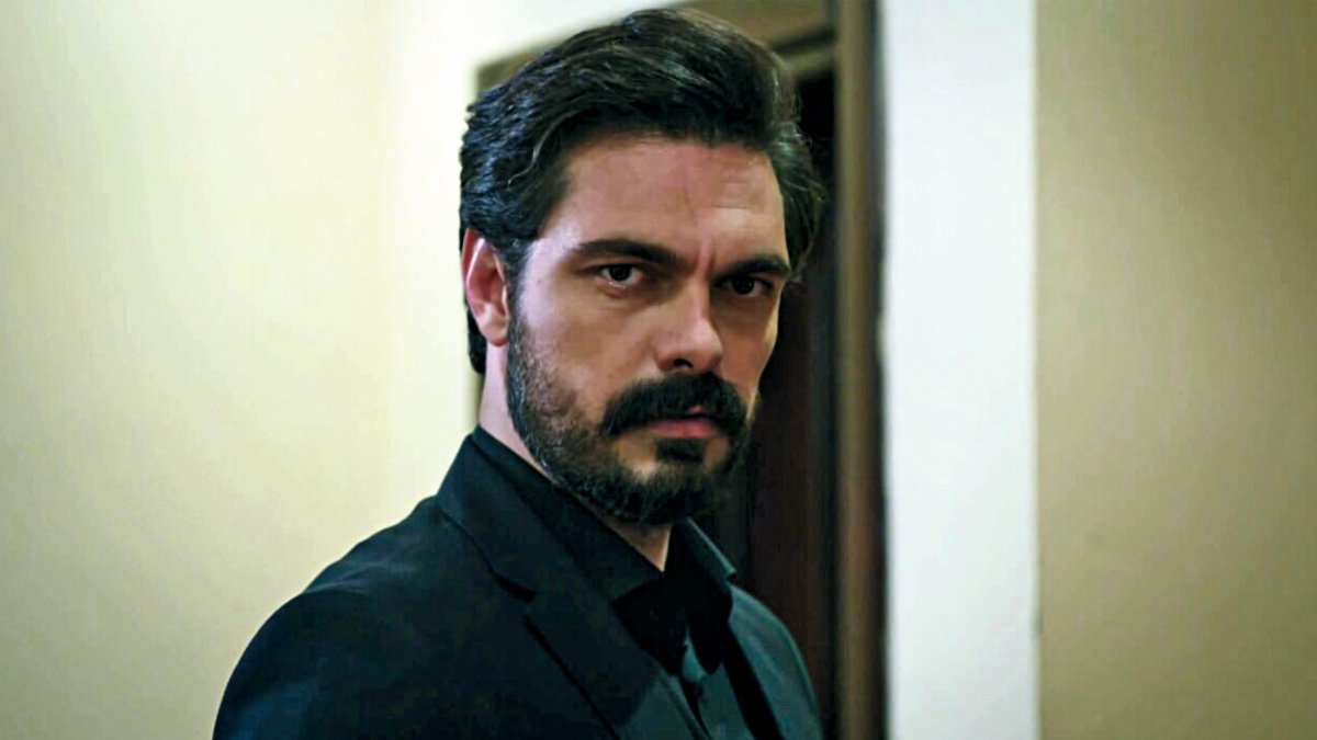 Yaman protagoniza un escándalo al encontrar a Seher con Selim.