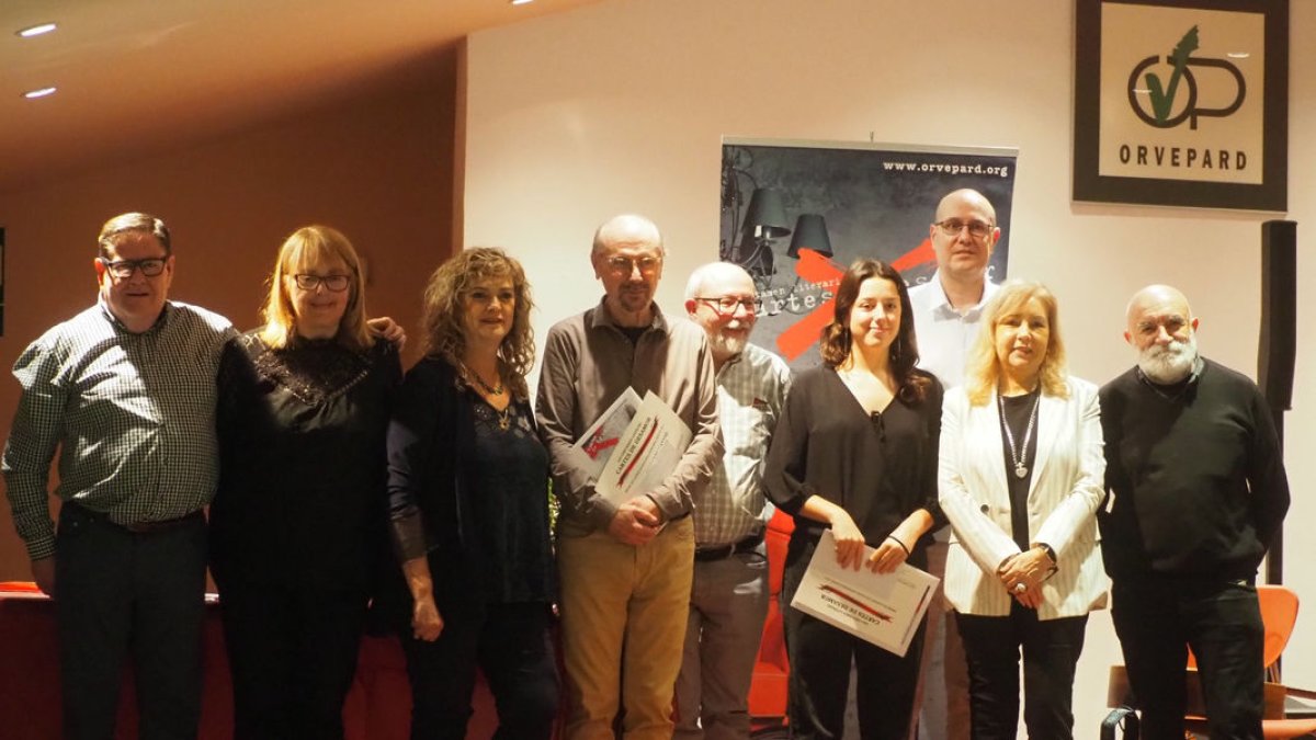 Ganadores, organizadores y autoridades, el pasado sábado en el Centre Cívic de Pardinyes, en Lleida. - CULTURA ORVEPARD