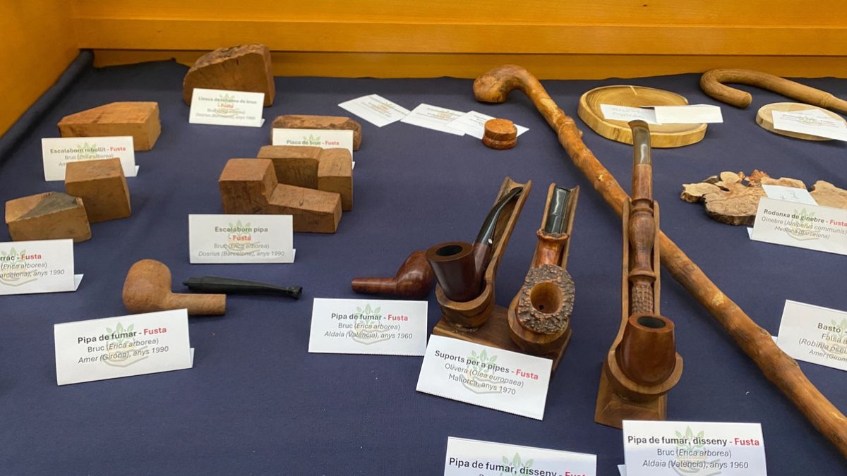 Diferentes fases de la construcción de una pipa, en la exposición. - CAFIV-UDL