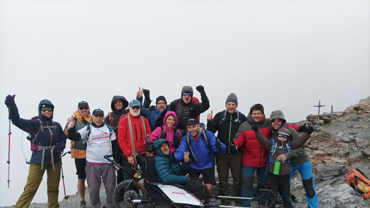 Un equip de 28 persones seran els encarregats de carregar la cadira de l’Albert fins al camp base.