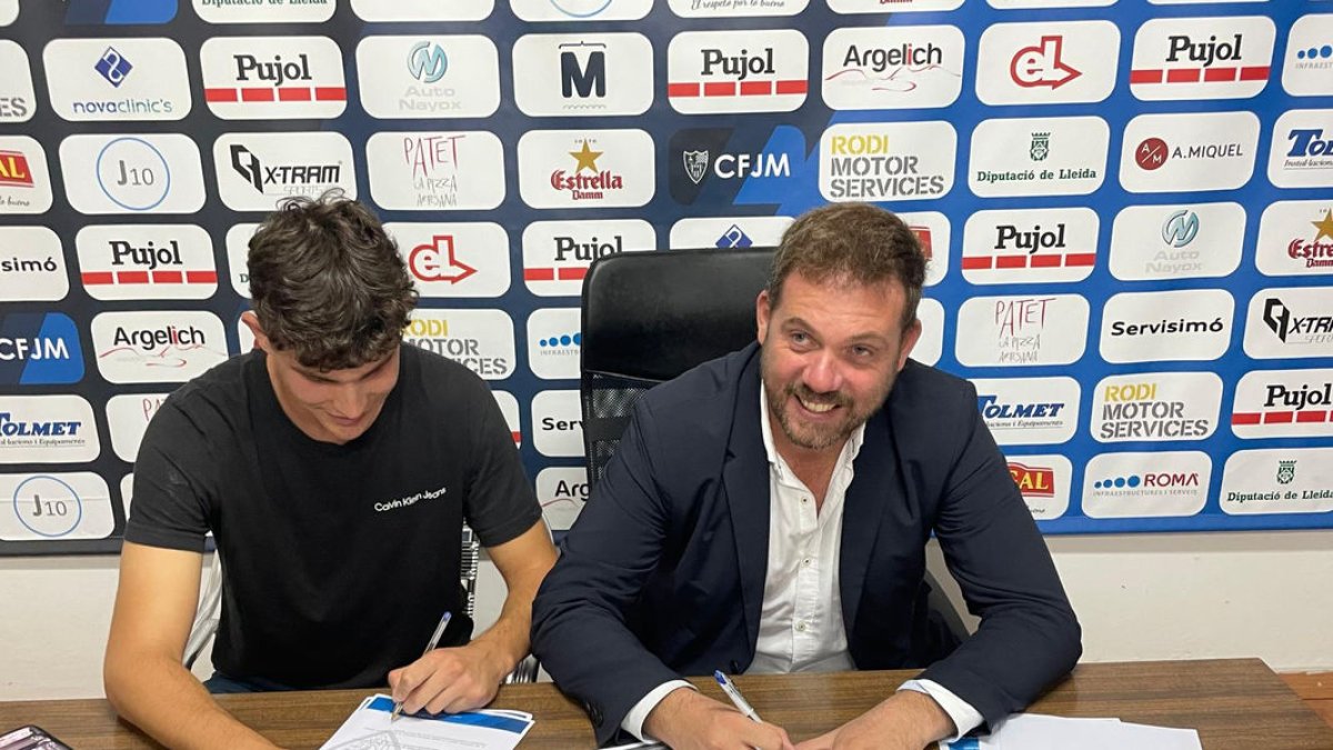Josep Gené, dreta, durant la firma del contracte amb el jugador Pau Rodríguez.